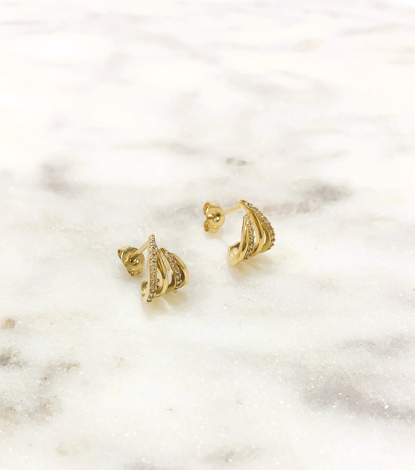 Boucles d'oreilles Puces Plaqué Or 3 rangs et Strass Blancs