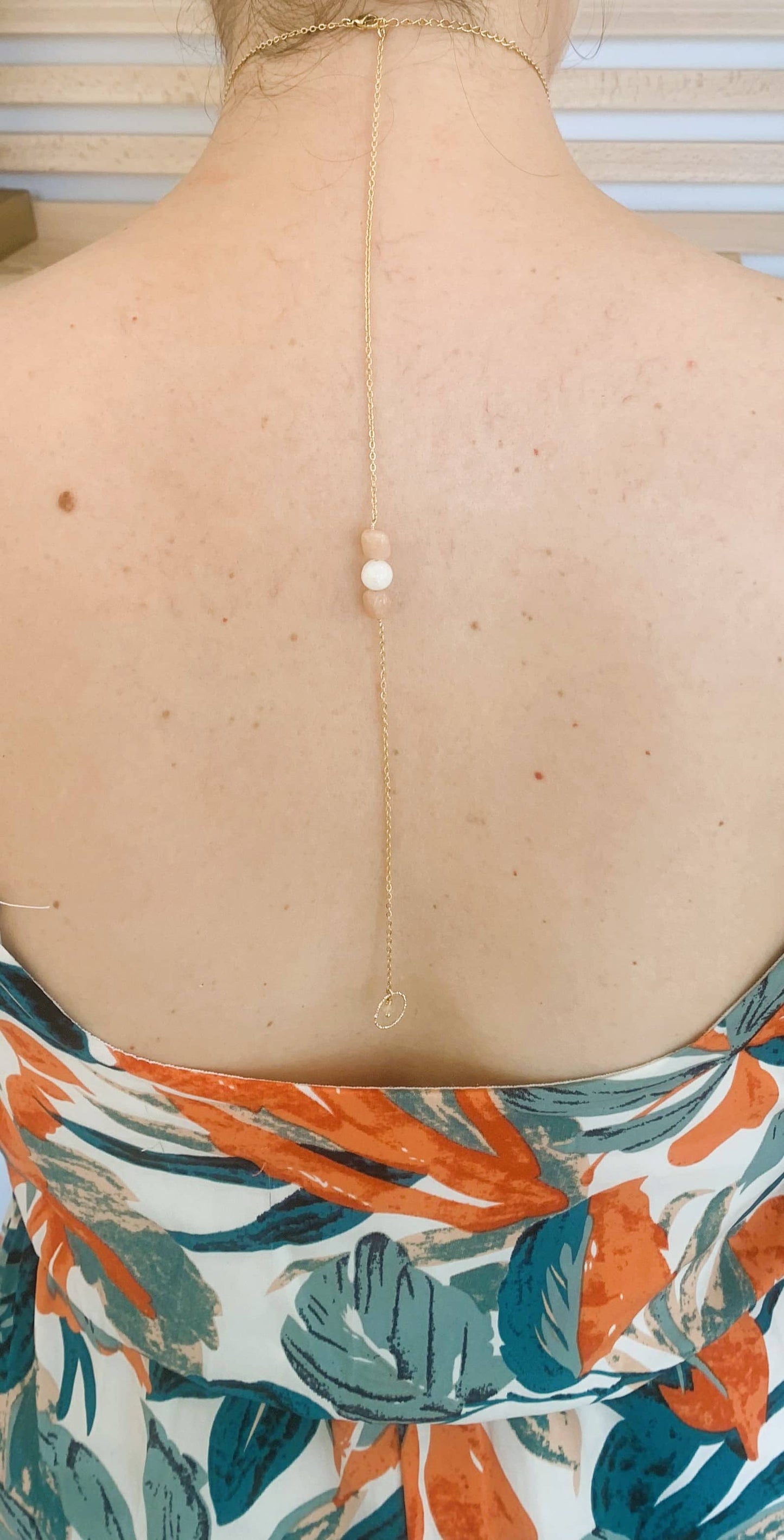 Collier de Dos Pierres vu de dos