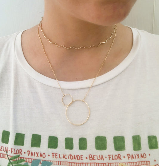 Collier 2 Cercles Entrelacés Plaqué Or Porté