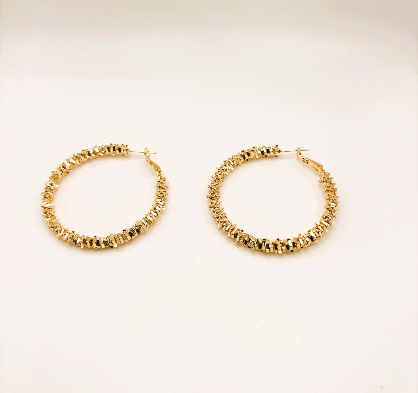 Boucles d'Oreilles Créoles Boules et Plaques Dorées vu de face