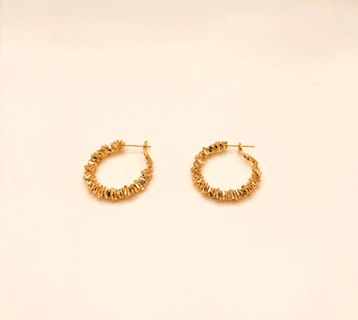 Boucles d'Oreilles Petites Créoles Boules et Plaques Dorées
