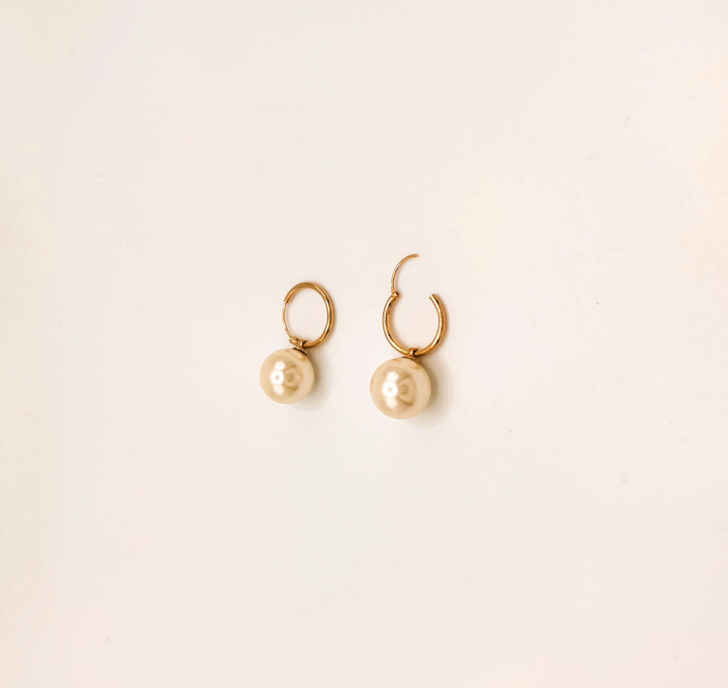 Boucles d'Oreilles Petites Créoles Perles Blanches vu de face
