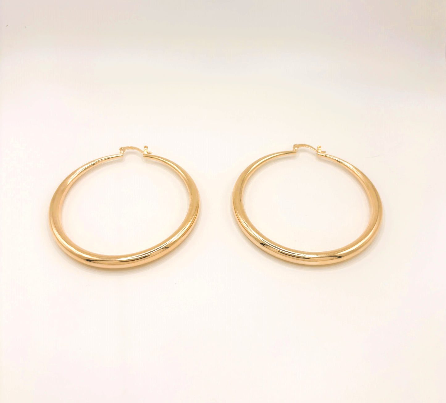 Boucles d'Oreilles Grandes Créoles Contours Dégradés Plaqué Or vu de face