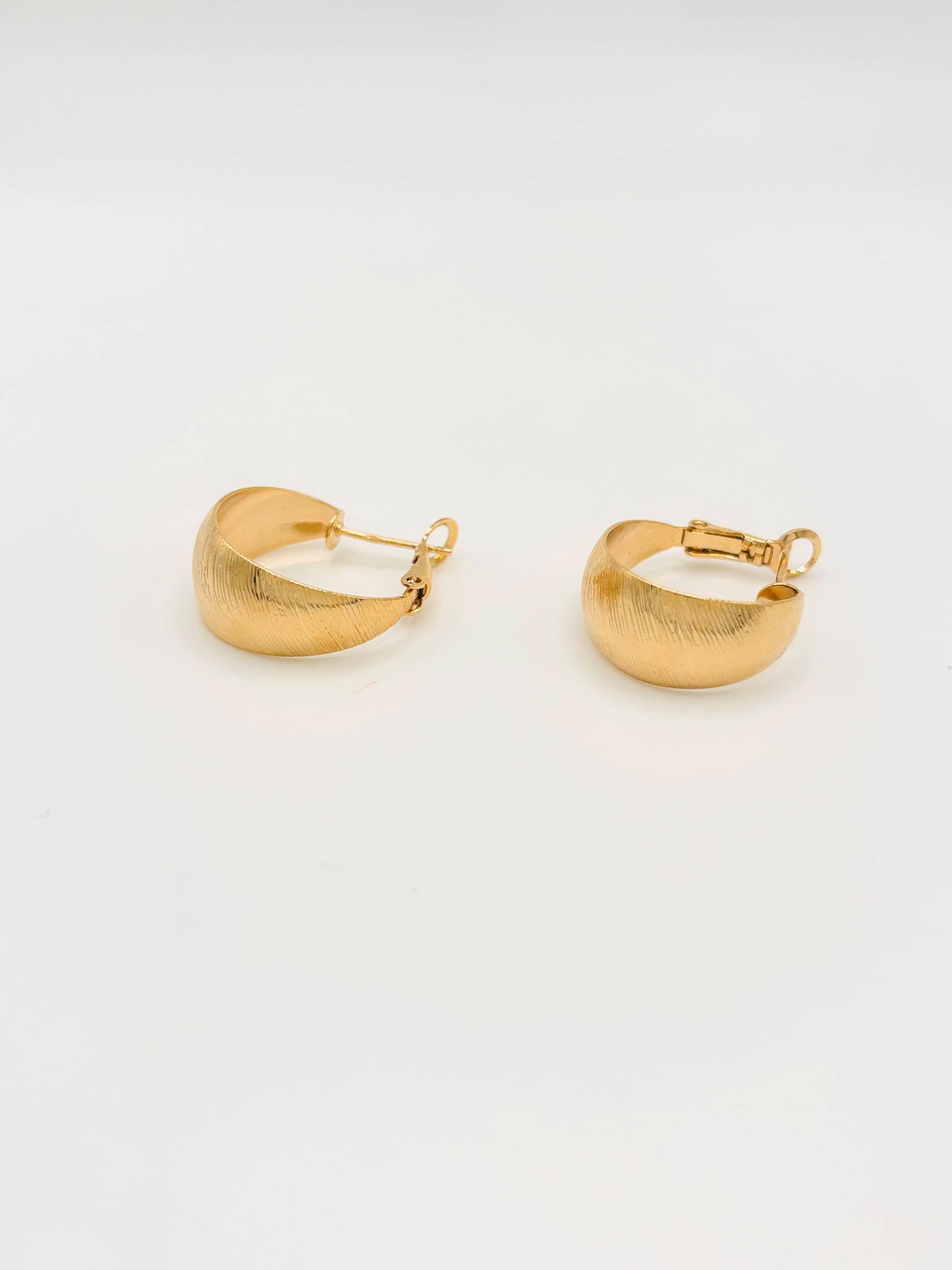 Boucles d'Oreilles Créoles Epaisses et Striées Plaqué Or 2 cm