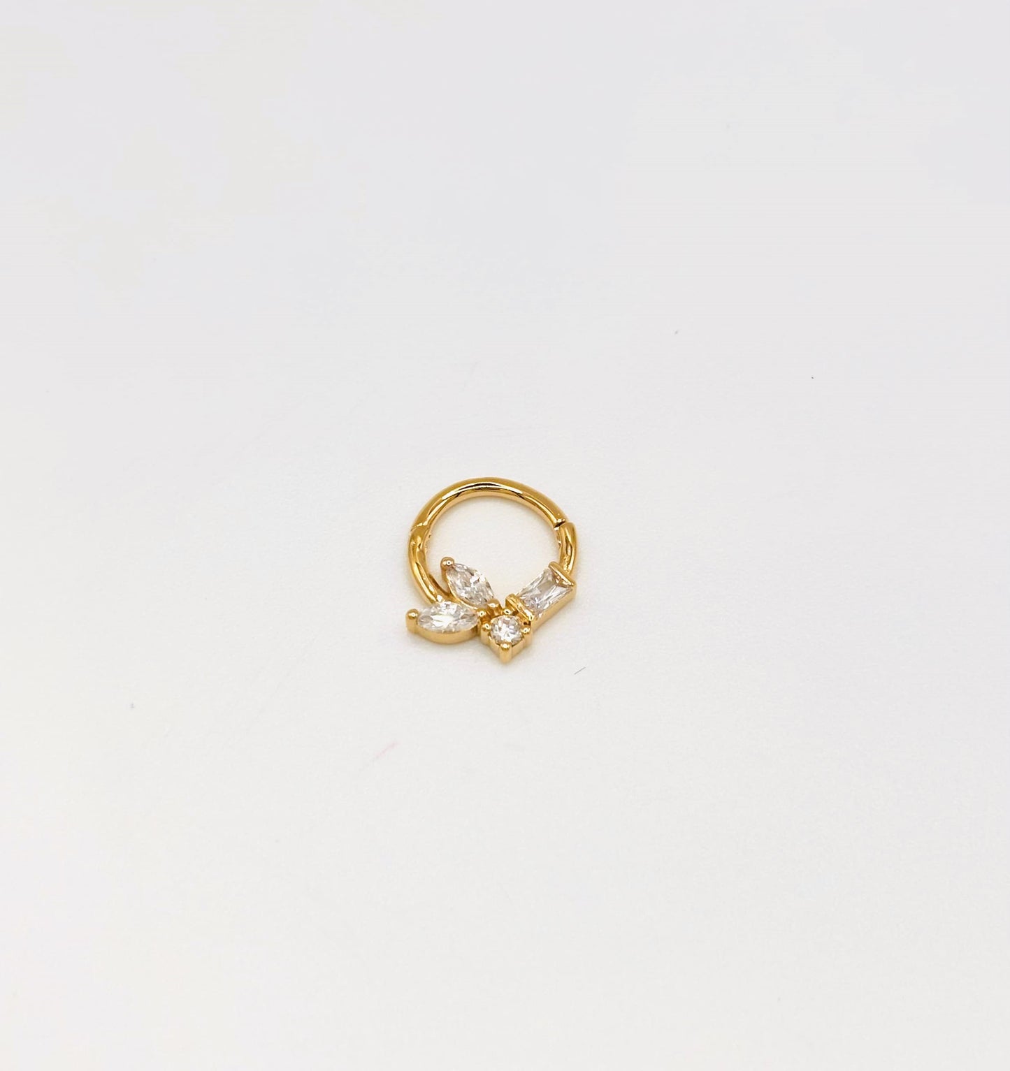 Puce d'Oreille Piercing Daith Hélix Anneaux et Strass Blancs Plaqué Or vu de face