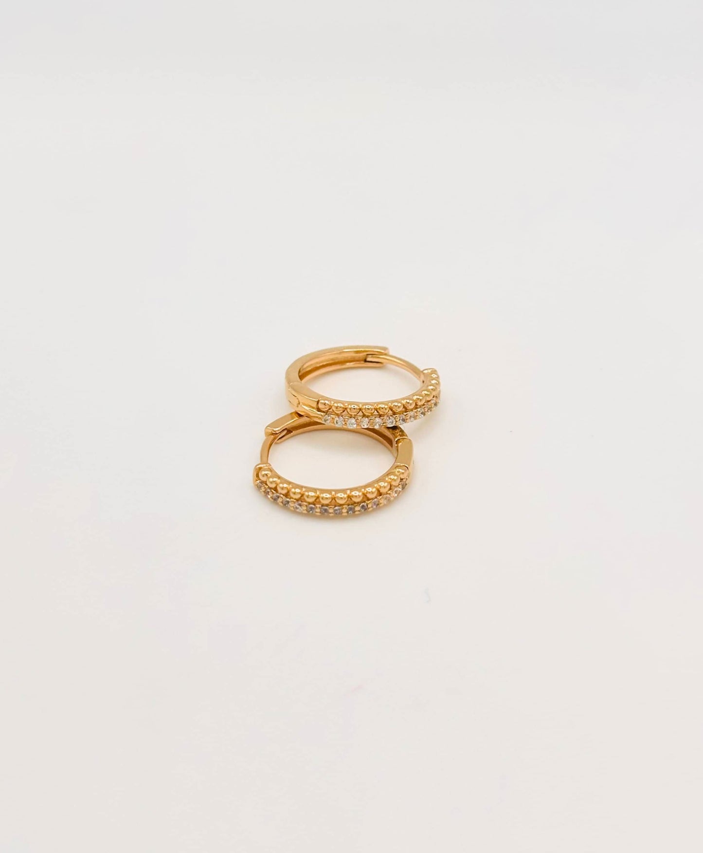 Boucles d'Oreilles Créoles Billes Dorées et Strass Blancs