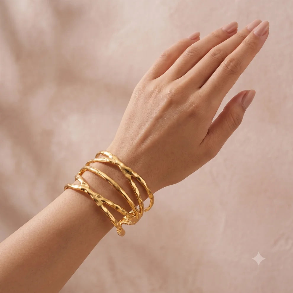 Bracelet Jonc Ouvert Martelé Multirangs Doré Porté