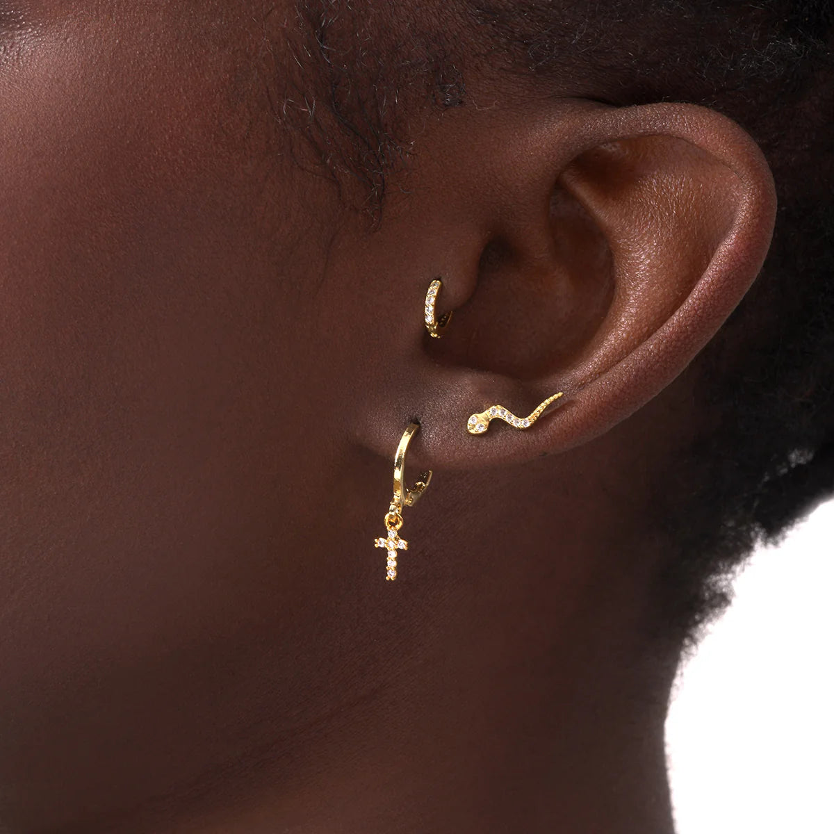 Boucles d'Oreilles Mini Créoles Croix Dorées Portées