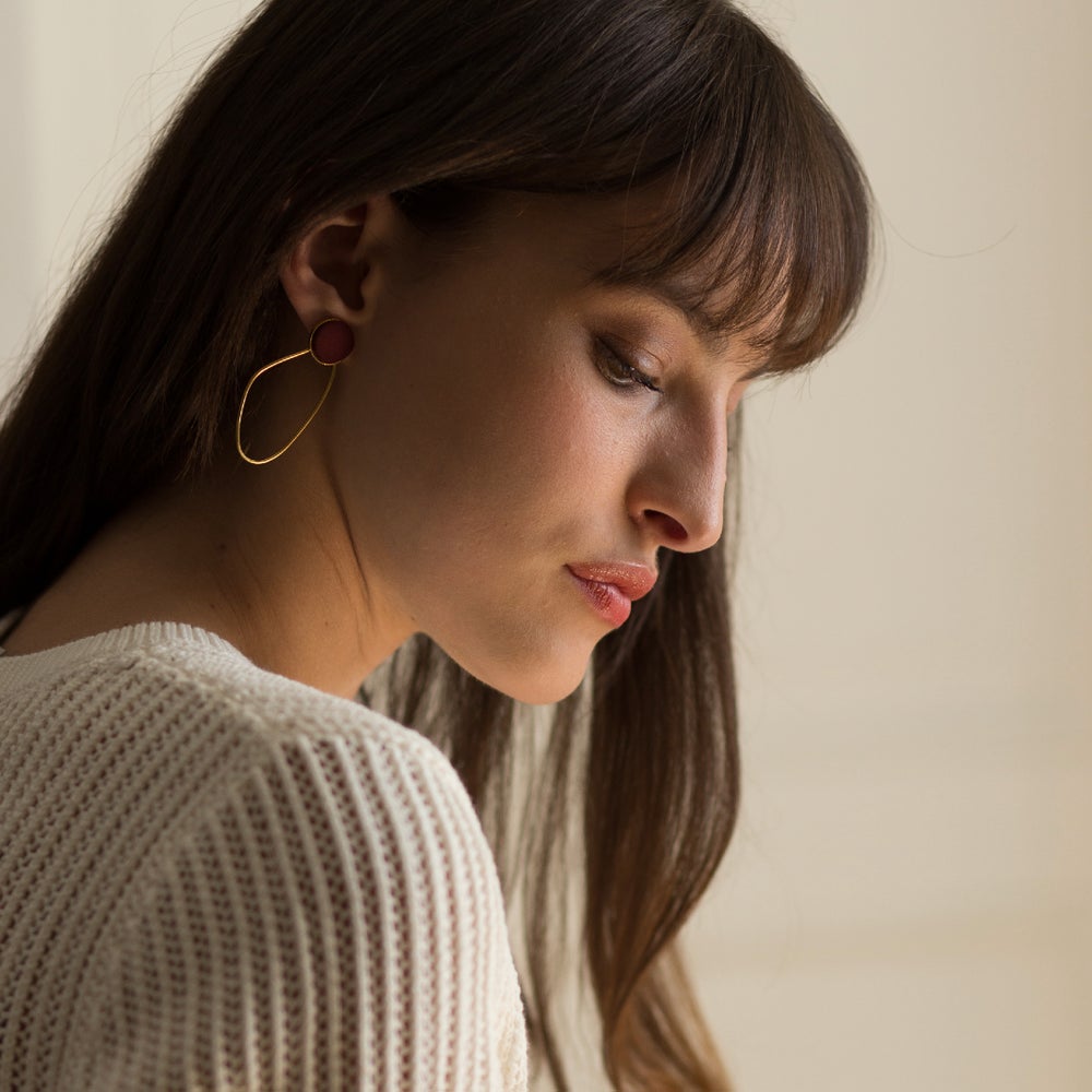 Boucles d'Oreilles Pendantes Bouton en Tissu et Anneau Irrégulier Porté
