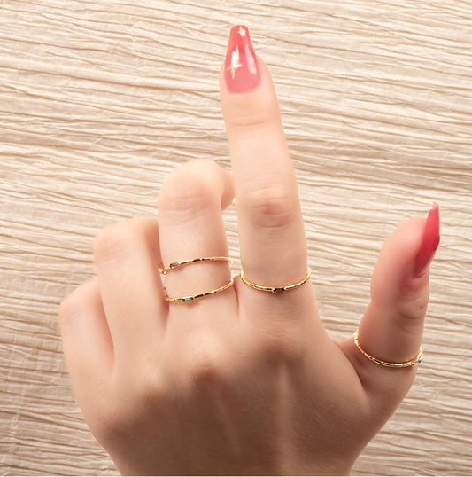 Bague Anneau Dorée et Strass Rectangulaire Vert Porté