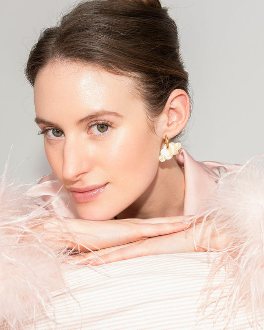 Boucles d'Oreilles Petites Créoles Dorées et Charms Nuage Porté