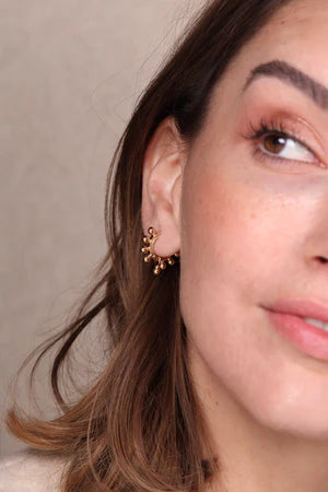 Boucles d'Oreilles Mini Créoles Petites Billes Dorées Porté