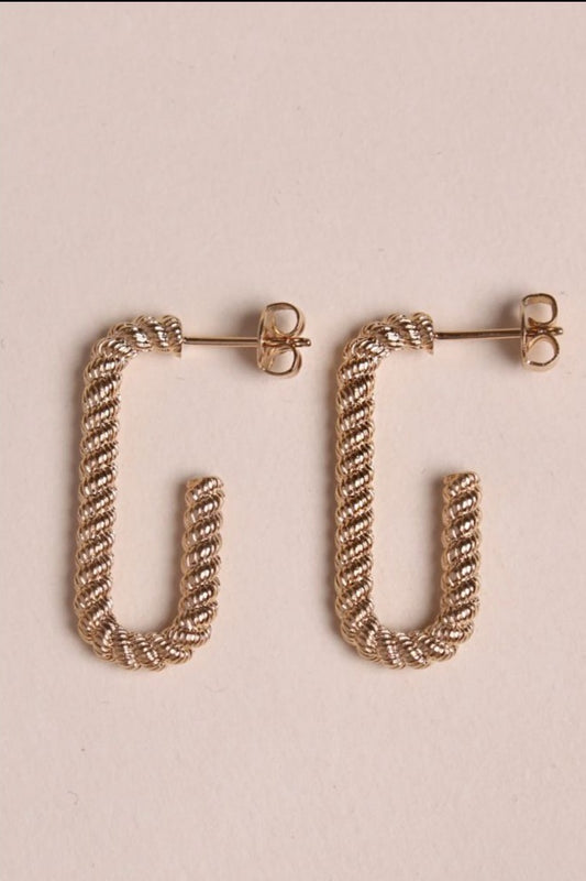 Boucles d'Oreilles Rectangle Ouvert Torsadé Plaqué Or vu de face