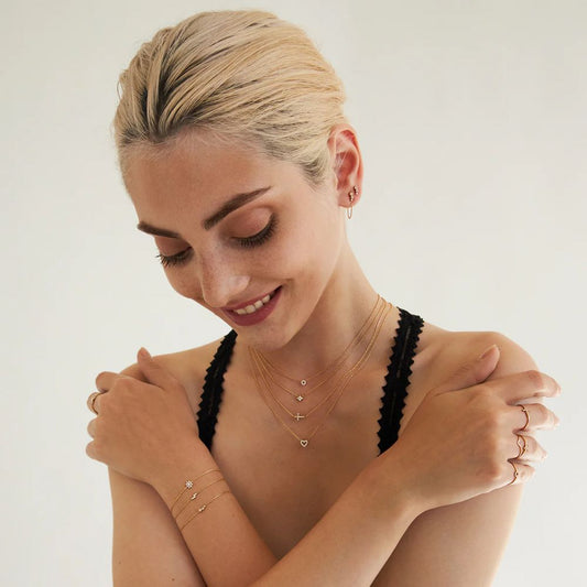 Collier Tour de Cou Pendentif Fleurs ou Etoile et Strass Blanc Porté