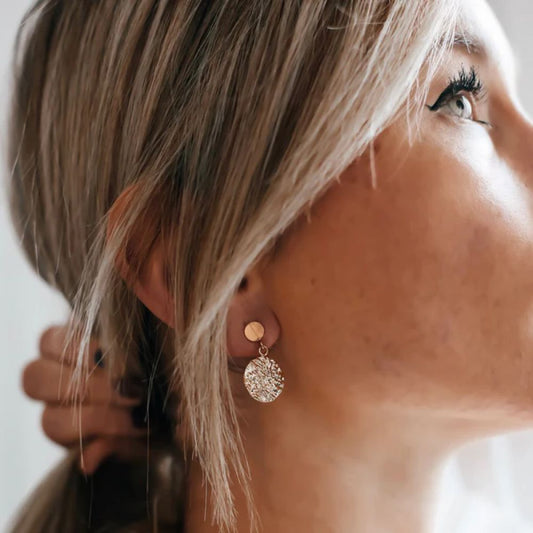 Boucles d'Oreilles 2 Ronds Martelés Dorés Porté