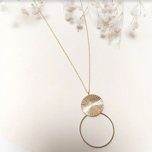 Long Collier Sautoir Pendentif Rond Martelé et Cercle Doré