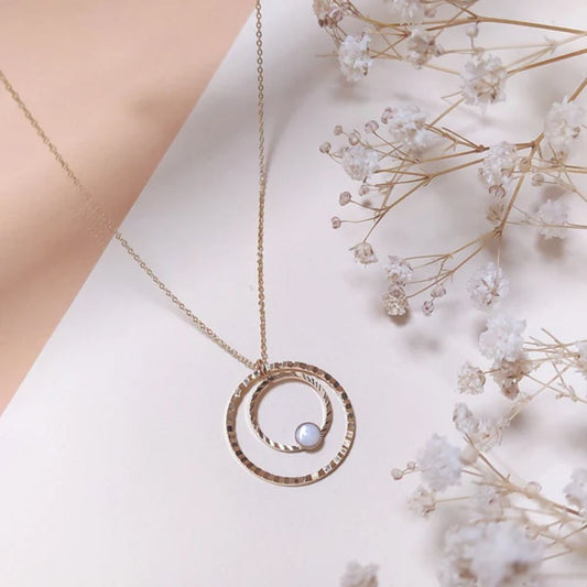 Collier Pendentif Double Cercle Doré et Pierre Nacre