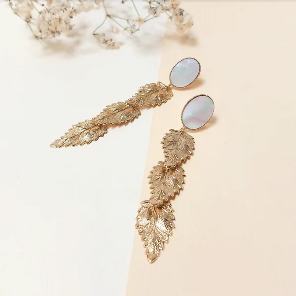 Boucles d'Oreilles Pendantes 1 Nacre Blanche Sertie et 3 Feuilles Striées Dorées