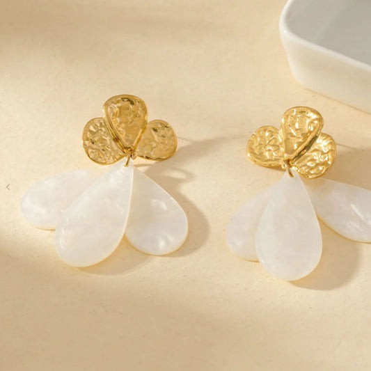 Boucles d'Oreilles Pendantes Fleurie 3 Pétales Blancs