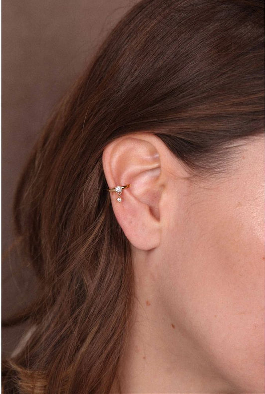 Bague d'Oreille Earcuff Dorée et 2 Zircons Blancs Porté