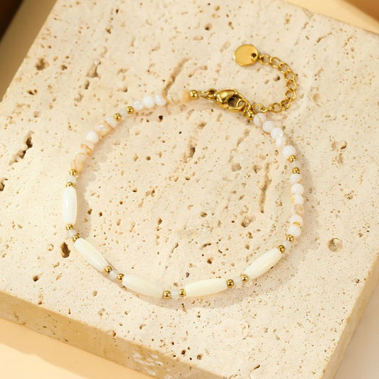 Bracelet Doré et Perles Blanches Allongées