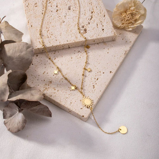 Collier Cravate Doré et Breloque Soleil