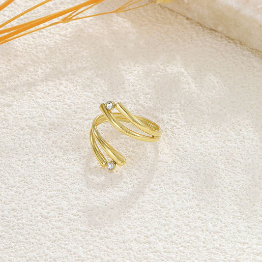 Bague Ouverte Doré et 2 Barres Obliques et Pointe Strass Blanc