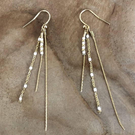 Boucles d'Oreilles Pendantes 3 Chaines et Perles Blanches