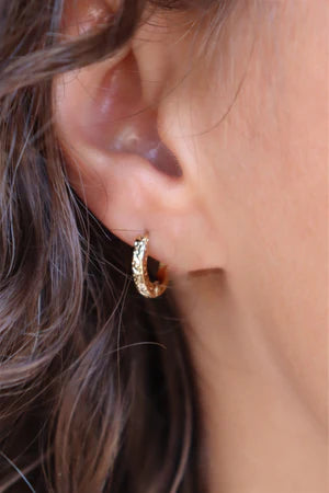 Boucles d'Oreilles Mini Créoles Martelés Dorées Porté