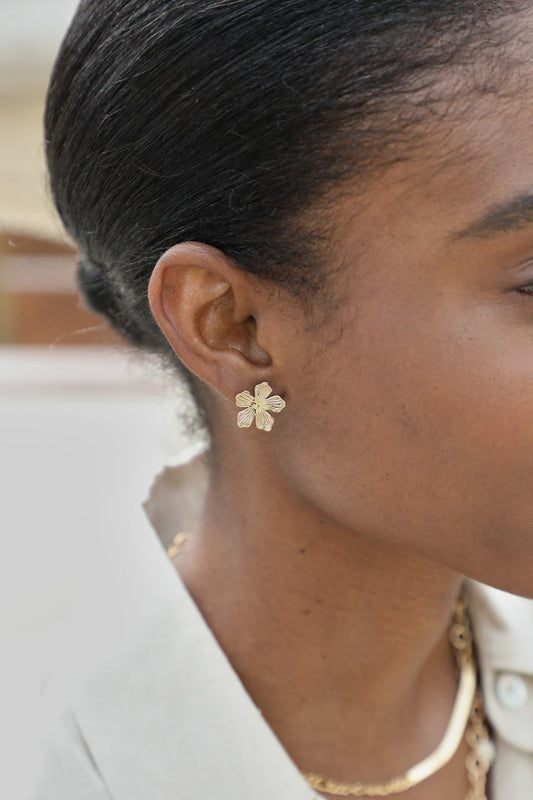 Boucles d'Oreilles Puces Petites Fleurs Dorées Portée