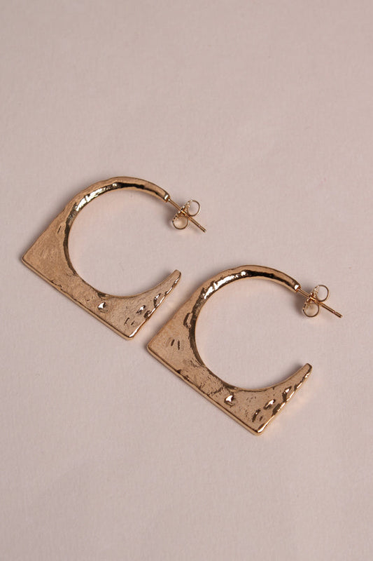 Boucles d'oreilles Carrées arrondis dorées vu de profil