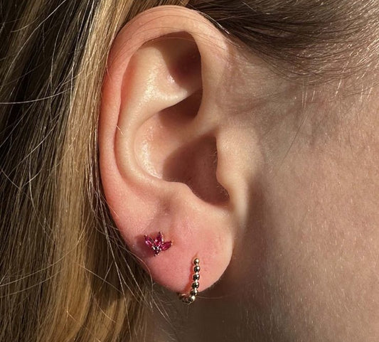 Boucles d'oreilles Puces Fleurs Dorées 3 Pétales Porté