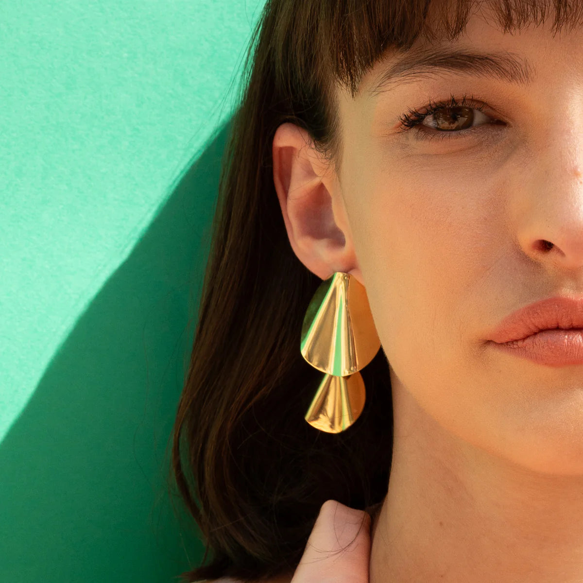 Boucles d'Oreilles Pendantes 2 Plateaux Frappés Dorées Porté