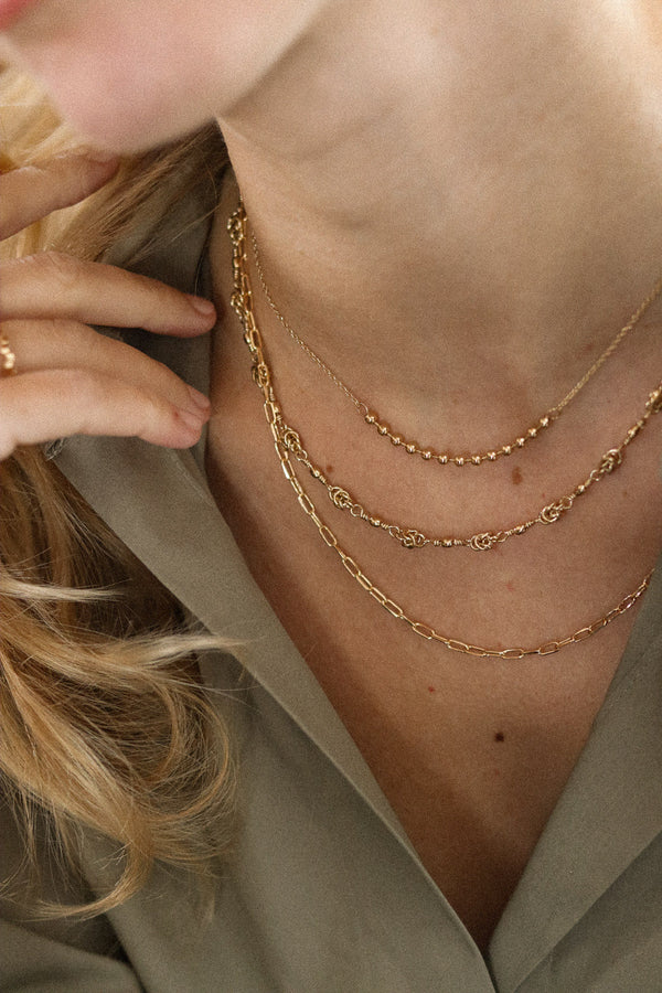 Collier Chaîne et Boules Plaqué Or Porté