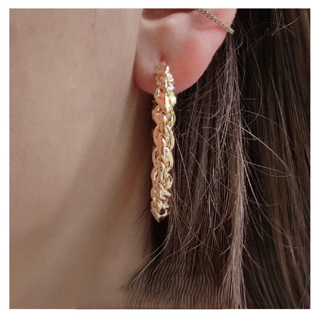 Boucles d'Oreilles Créoles Contours Torsadés Plaqué Or Porté