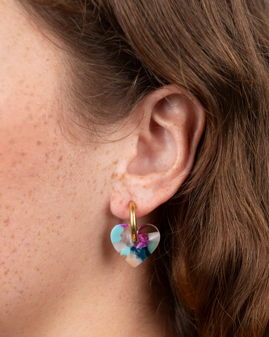 Boucles d'Oreilles Petites Créoles Dorées et Charms Coeur de Couleurs Porté
