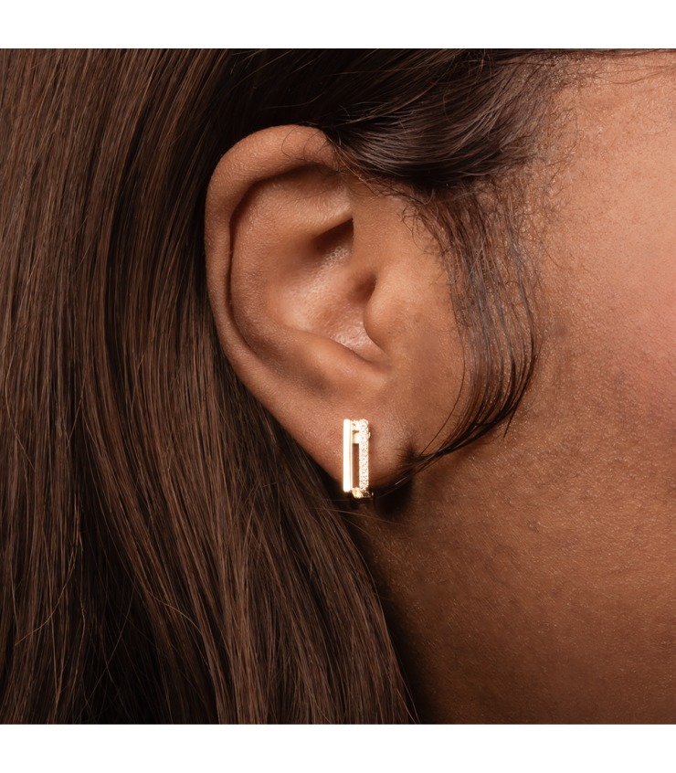 Boucles d'Oreilles Petites Créoles Carrées Plaqué Or et Strass Blancs Porté