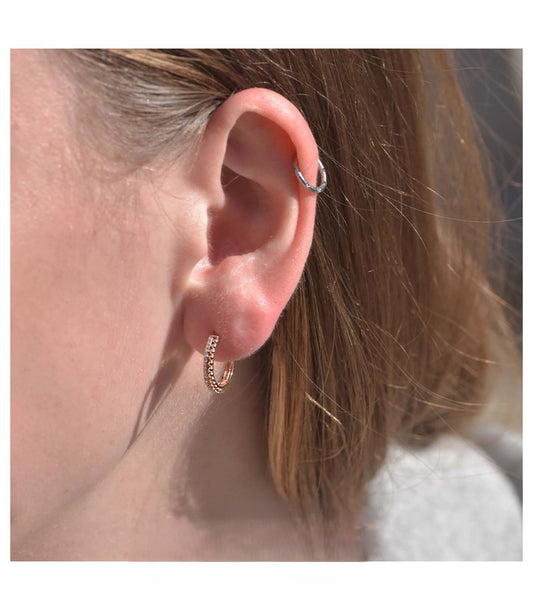 Boucles d'Oreilles Créoles Billes Dorées et Strass Porté