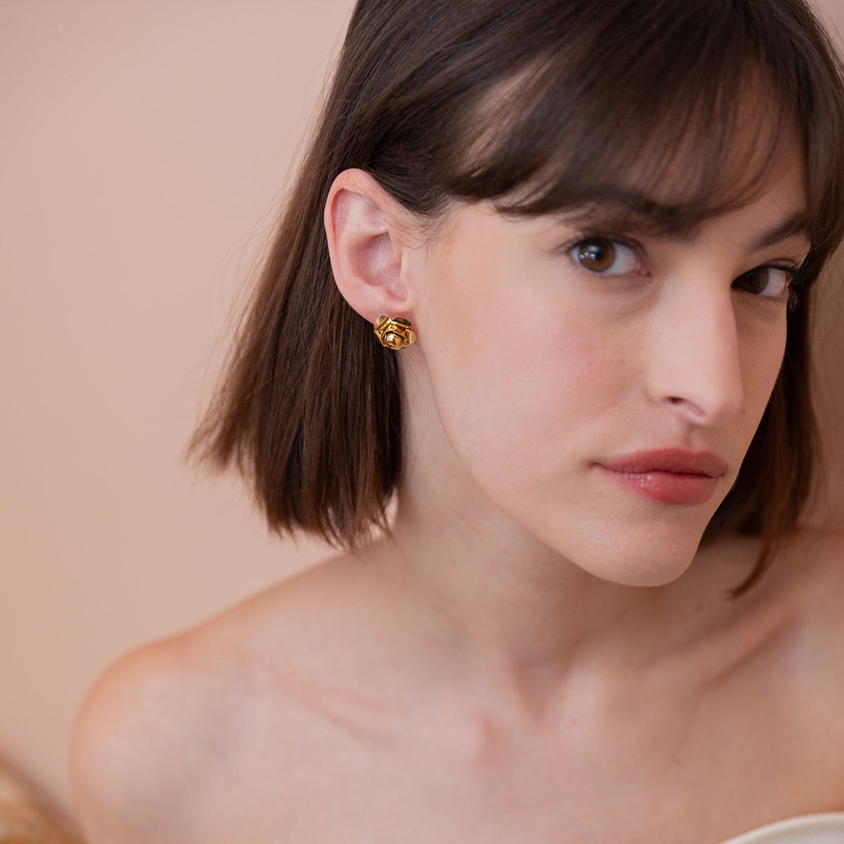 Boucles d'Oreilles Puces Fleurs Dorées Portée