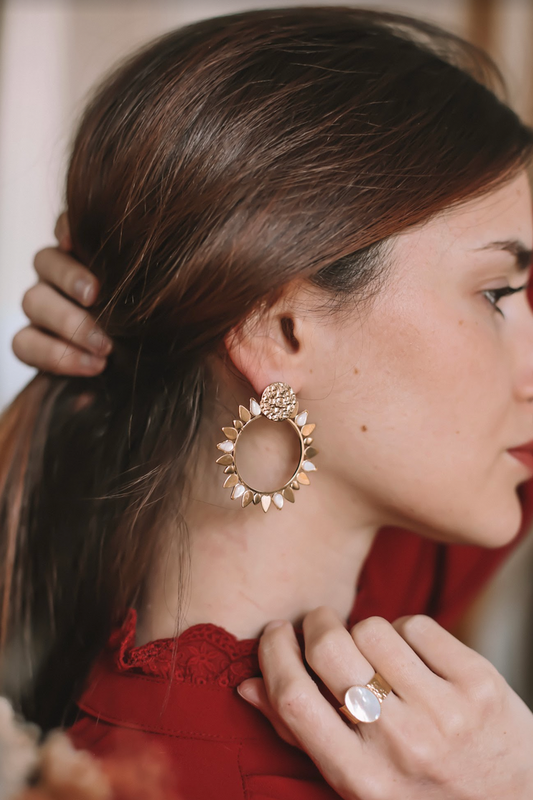 Boucles d'Oreilles Anneaux Soleil Dorées Nacre portées