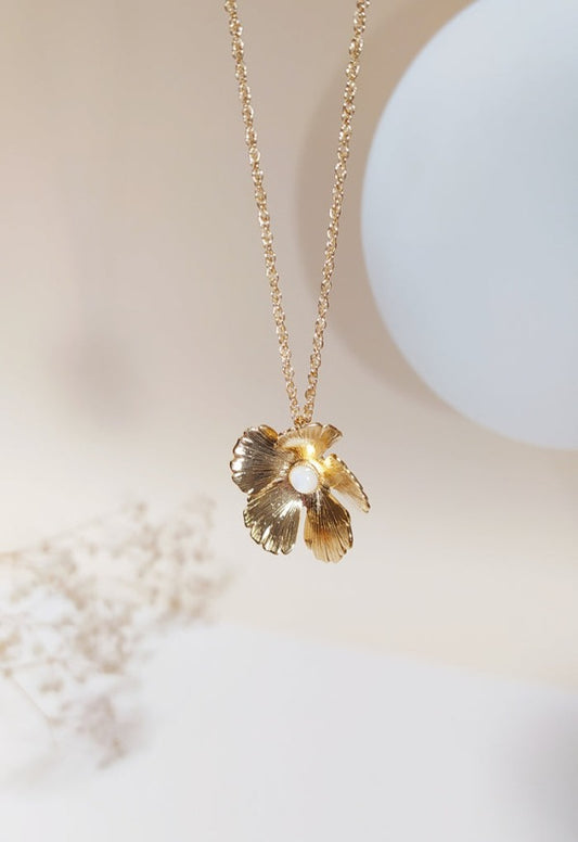 Collier Fleur et Nacre Blanche vu de face