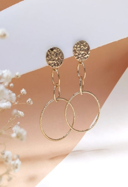 Boucles d'Oreilles Ronds Texturés et 3 Anneaux vu de face