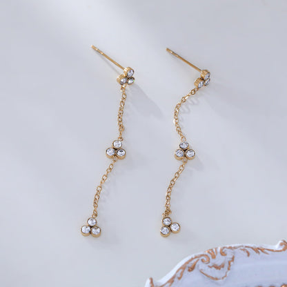 Boucles d'Oreilles Pendantes 3 Trèfles Strass Blancs vu de face 