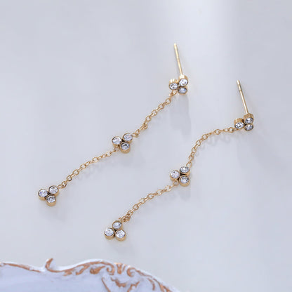 Boucles d'Oreilles Pendantes 3 Trèfles Strass Blancs vu de profil 