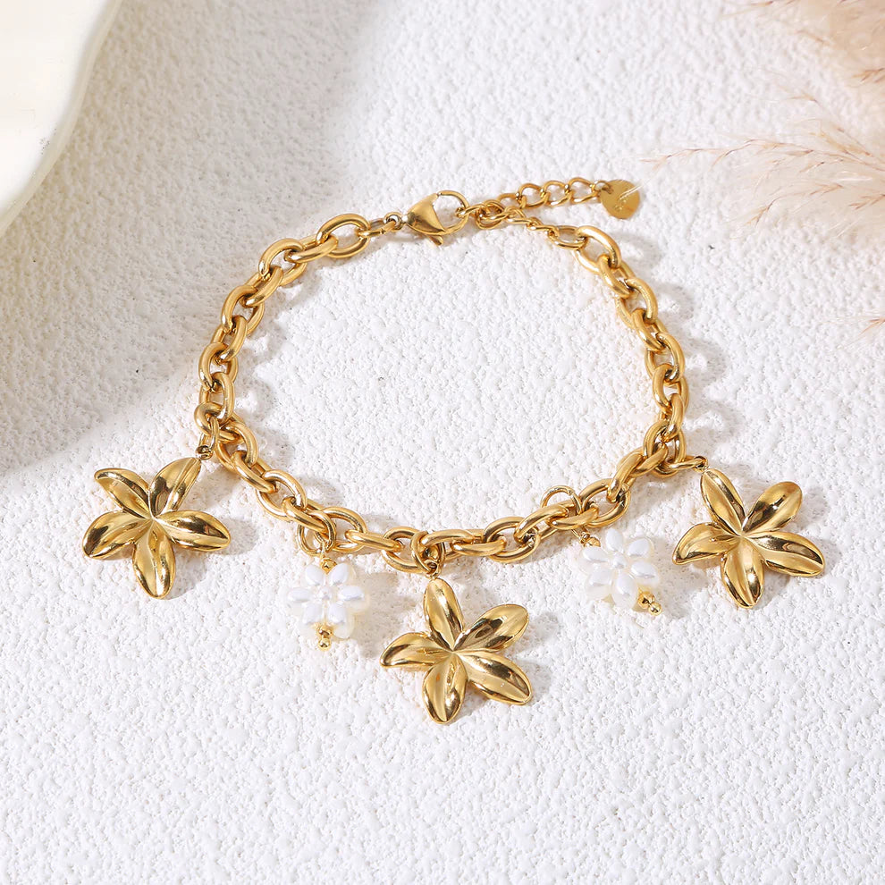 Bracelet Chaine et Charms Fleurs et Perles Blanches Doré