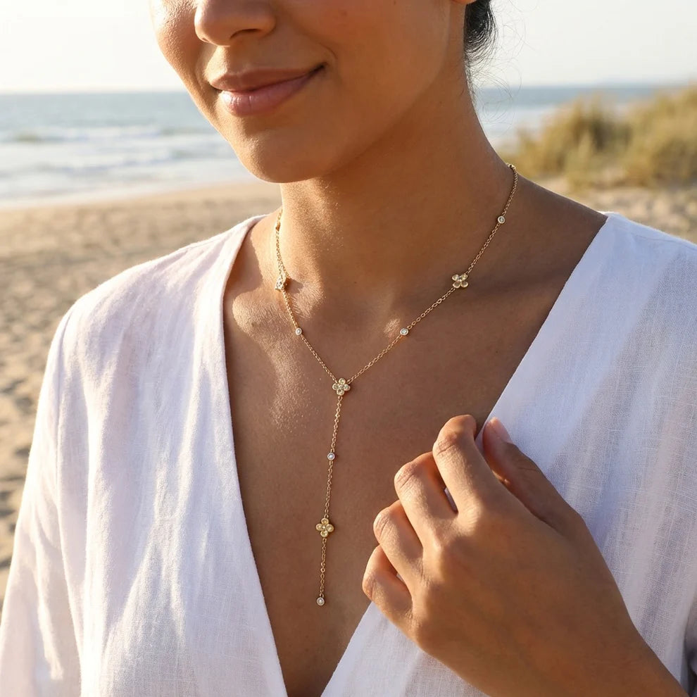 Collier Cravate Doré Fleurs et Strass Blancs porter