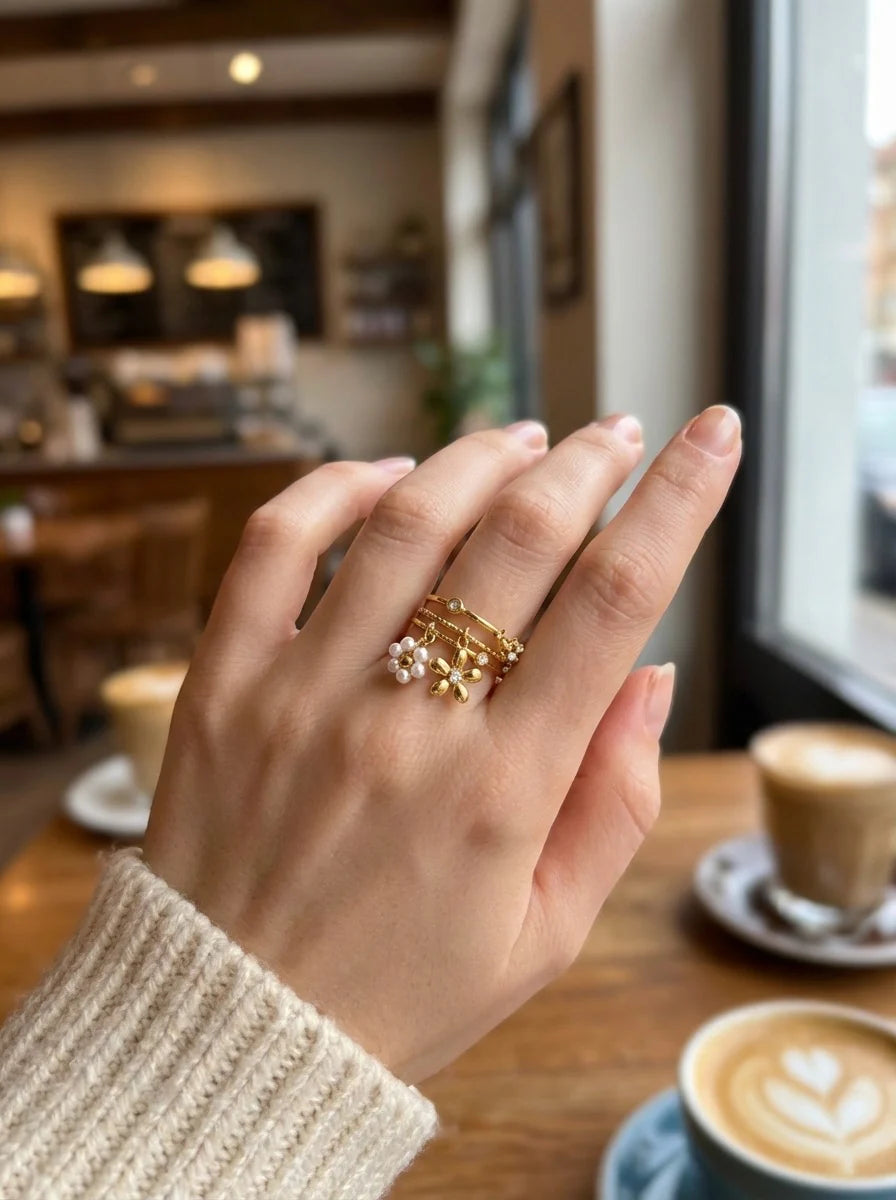 Bague Ajustable Trois Rangs Doré et Fleurs, Strass Blancs porter
