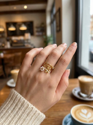 Bague Ajustable Trois Rangs Doré et Fleurs, Strass Blancs porter