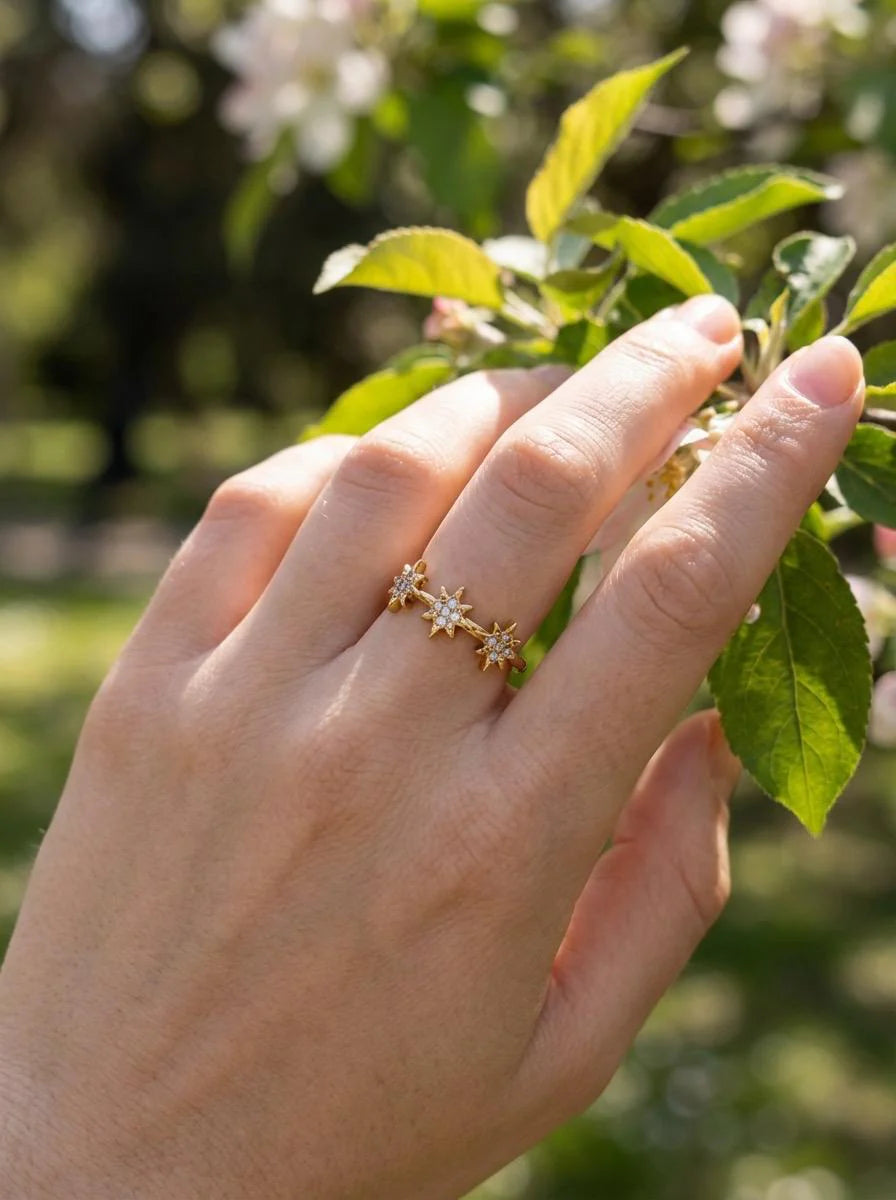 Bague Ajustable 3 Etoiles et Strass Blanc Dorée porter