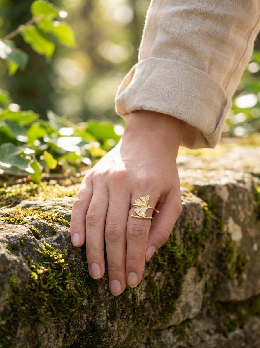 Bague Ajustable Grande Feuille de Ginkgo Dorée